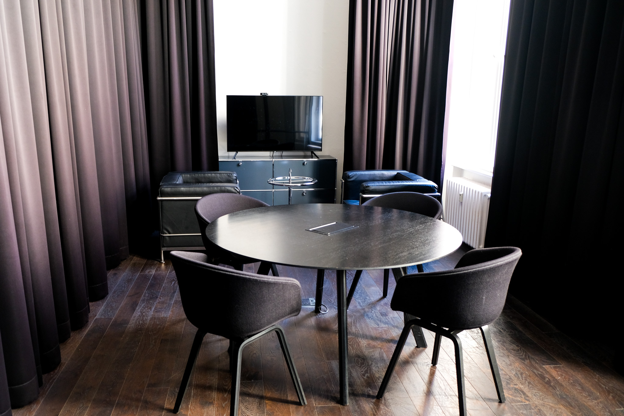 "Schwarzer Raum": gesondert buchbarer Meetingraum